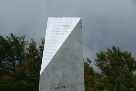 Cippo del Monte Gottero, monumento che celebra la storia e la bellezza del territorio montano circostante.