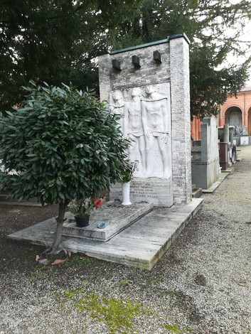 Sepolcro degli Orsini, monumento funebre con sculture, situato in un cimitero storico.