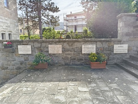 Sacrario dei Martiri di Marzabotto, monumento commemorativo con lastre dedicato ai caduti della Seconda Guerra Mondiale.