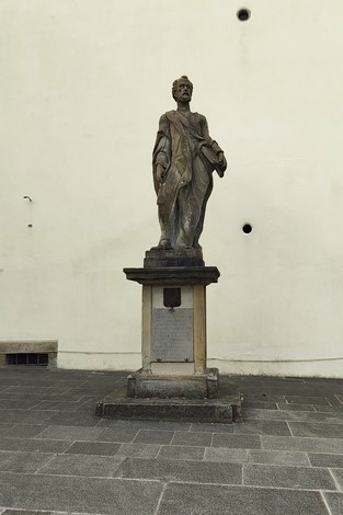 Lapide commemorativa dedicata al danneggiamento della statua, situata davanti alla basilica di San Pietro.