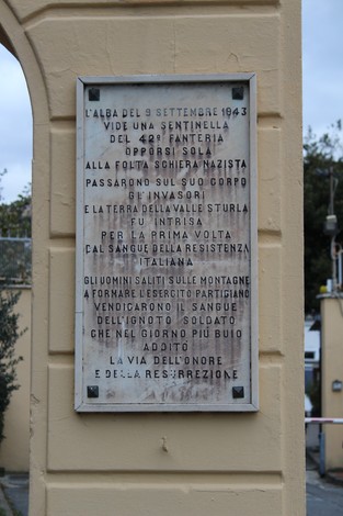 Lapide commemorativa dedicata alla sentinella del 42º fanteria, situata in un contesto storico significativo.