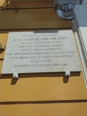 Lapide commemorativa dedicata a Salvatore Grasso, eroe del movimento militare clandestino nella Seconda Guerra Mondiale.