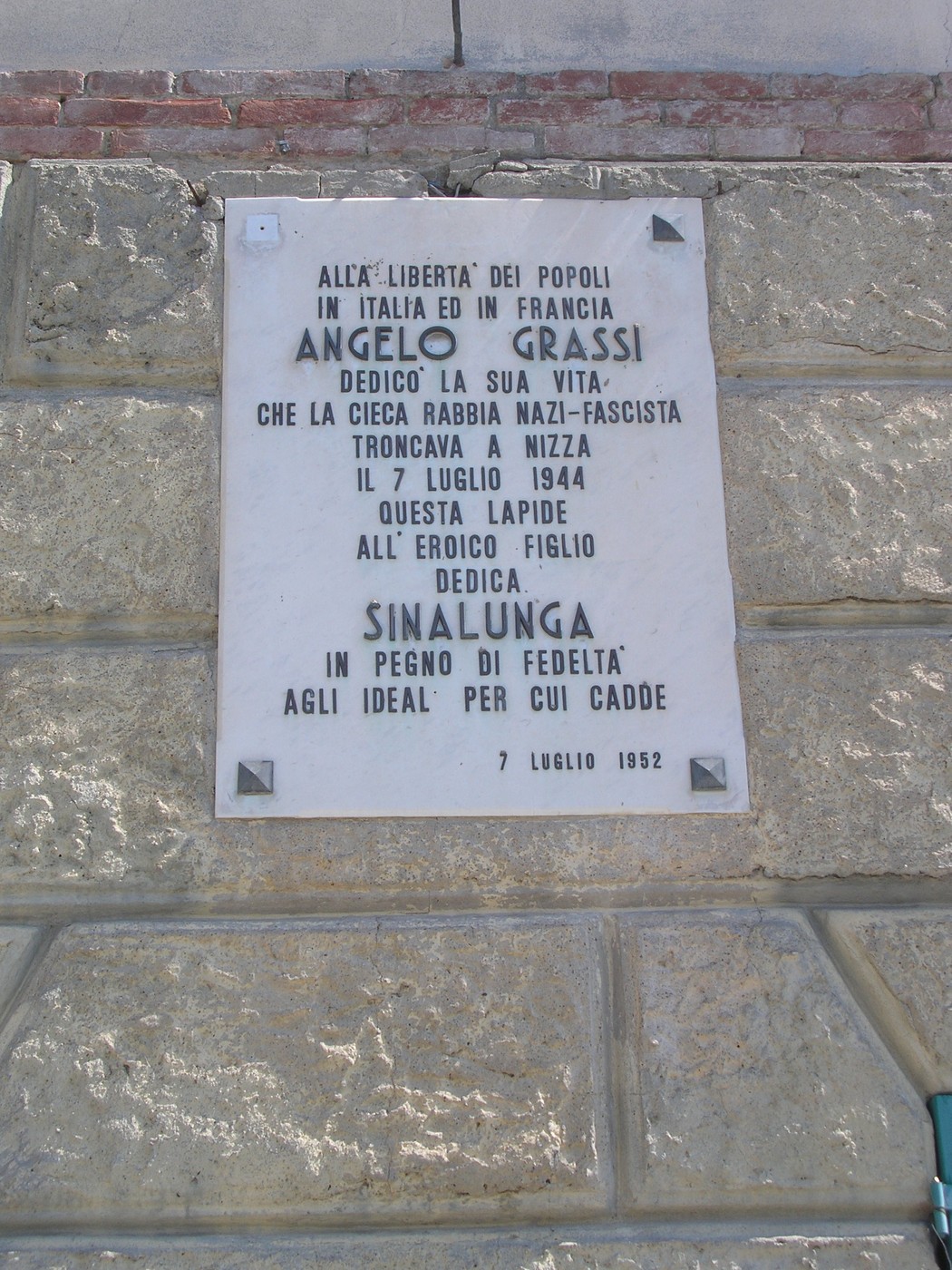 Lapide dedicata ad Angelo Grassi, onora il suo sacrificio contro il nazifascismo il 7 luglio 1944.