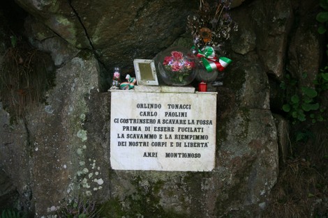 Lapide commemorativa dedicata a Orlindo Tonacci e Carlo Paolini, situata ad Alpi Montonoso.