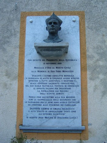 Busto e lapide commemorativa dedicati a Don Menguzzo, eroico sacerdote e medaglia d'oro al merito civile.