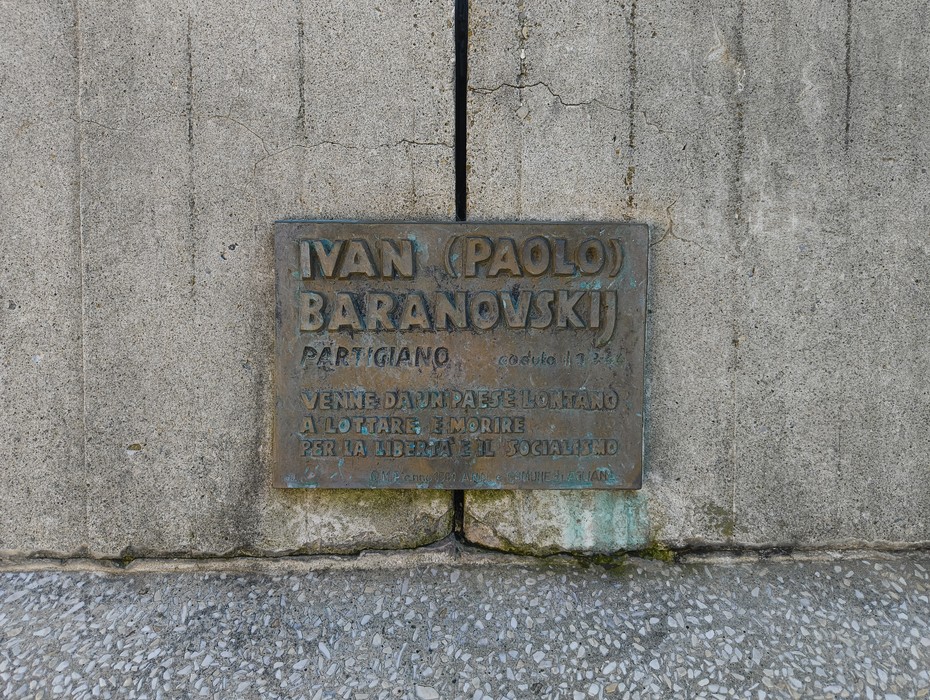 Monumento dedicato a Ivan Baranovskij, partigiano che combatté per la libertà.