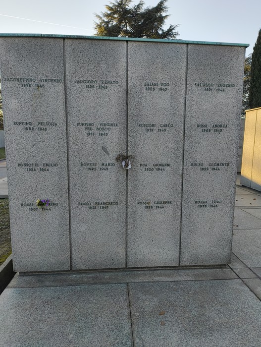 Monumento commemorativo con stele in granito, dedicato a personalità storiche, all'interno del "Campo della Gloria".