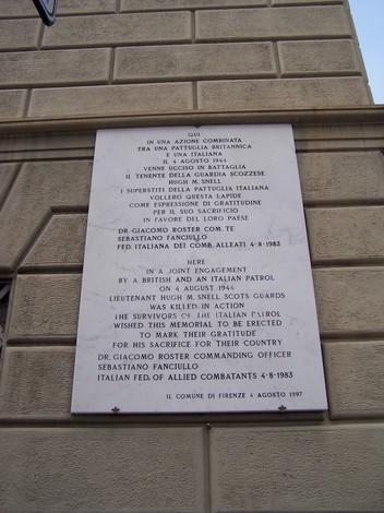 Lapide commemorativa al Tenente Snell, onore ai caduti durante la Seconda Guerra Mondiale. Firenze, 1997.