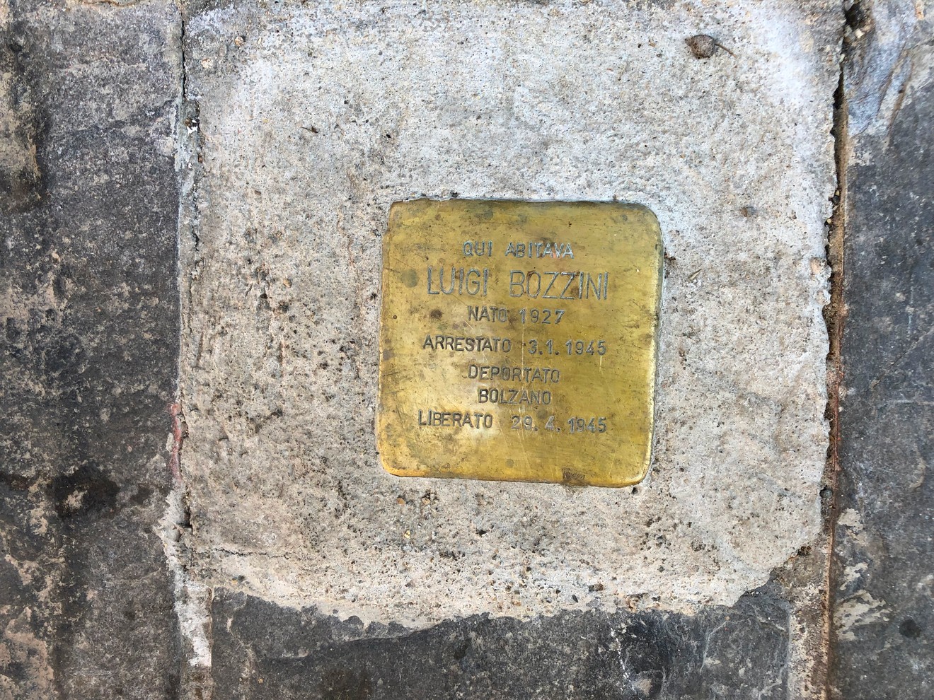 Pietra d'inciampo dedicata a Luigi Bozzini, vittima della persecuzione durante la Seconda Guerra Mondiale.