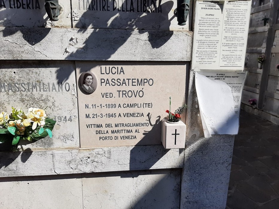 Il "Sacrario ai martiri della libertà" ricorda i caduti per la libertà, con monumenti e dedicazioni significative.