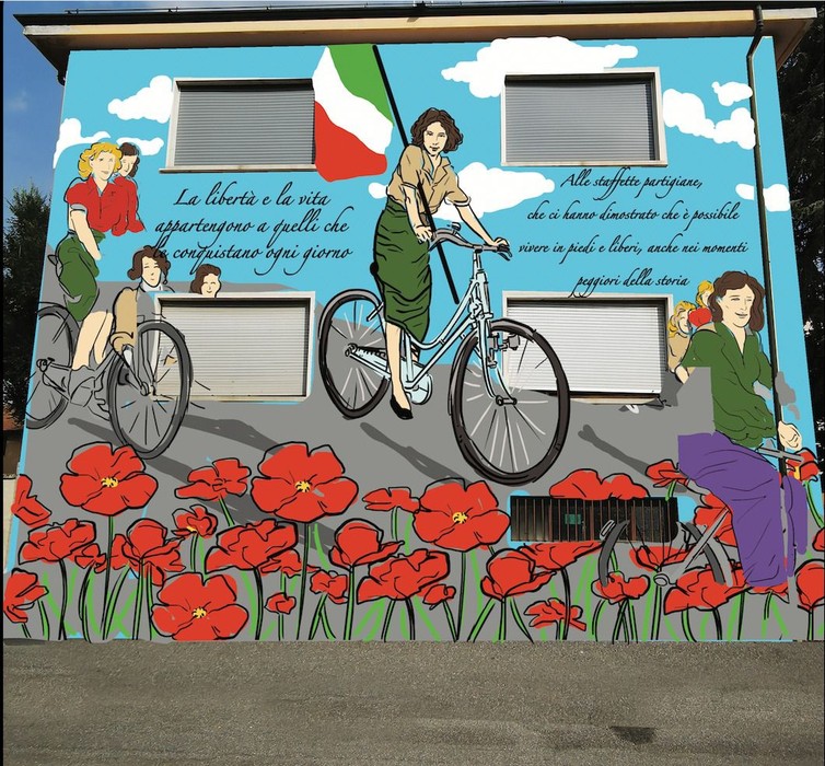 Murale dedicato alle staffette partigiane, simbolo di libertà e resistenza. Colori vivaci e figure femminili in bicicletta.