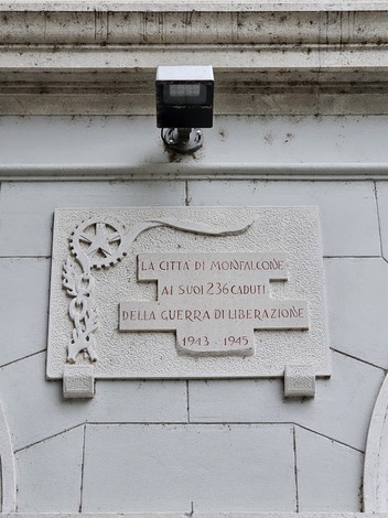 Lapide commemorativa dedicata ai caduti della guerra di Liberazione a Monfalcone, realizzata in pietra.