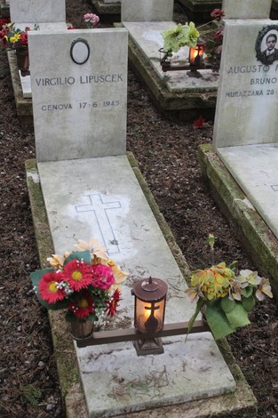 Tombe perpetue con decorazioni floreali e candele, dedicate ai caduti per la Libertà.