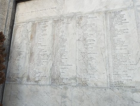 Sacrario dei deportati, commemorazione delle vittime con nomi incisi su una parete di marmo.