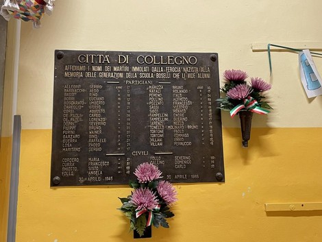 Targa commemorativa ai partigiani della scuola di Collegno, in memoria dei martiri della Resistenza.
