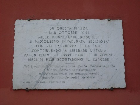 Lapide in memoria delle donne di Cadelbosco nella resistenza contro oppressione e guerra, 8 ottobre 1941.