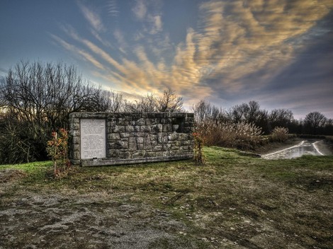 Monumento commemorativo del campo di concentramento di Fossoli, simbolo della memoria storica e della resilienza.