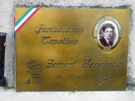 Monumento commemorativo per le vittime di Mottalciata, onora la memoria di Garibaldino Topolino e Ferrari Bernardo.