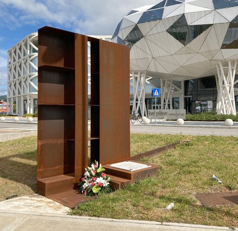 Monumento agli operai fucilati dell'Italcementi, commemorazione di sacrifici e storia del lavoro.