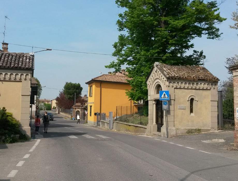 Cappella ai caduti di Redavalle, un luogo di memoria immerso nella tranquillità del paesaggio.