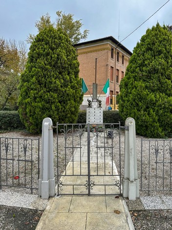 Monumento ai caduti per la libertà di San Marino, immerso nel verde, simbolo di memoria e rispetto.