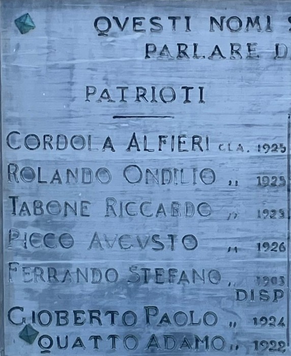 Lapidi commemorative con i nomi dei caduti di Vaie, un tributo ai patrioti della comunità.