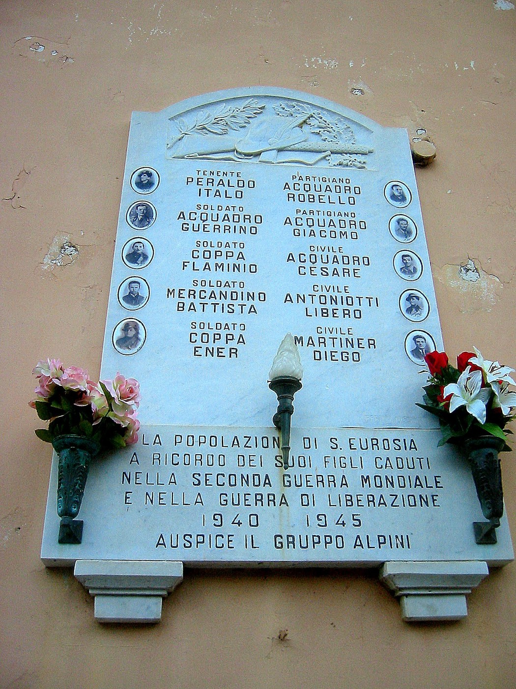 Lapide commemorativa dei caduti di Sant'Eurosia nella Seconda Guerra Mondiale, con nomi e fiori.