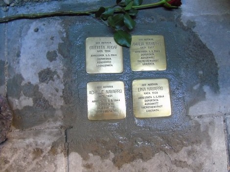 Pietre d'inciampo dedicate alle famiglie Aboaf, Navarro, Nacamulli e Misano, in memoria delle vittime della Shoah.