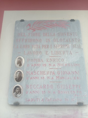 Lapide commemorativa dedicata a Enrico Pomba, Giovanni Mascherpa e Giuseppe Boccardo, caduti in guerra.
