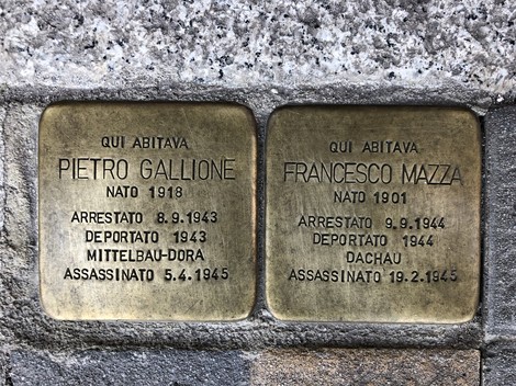 Pietre d'inciampo che ricordano Pietro Gallione e Francesco Mazza, vittime dell'Olocausto.