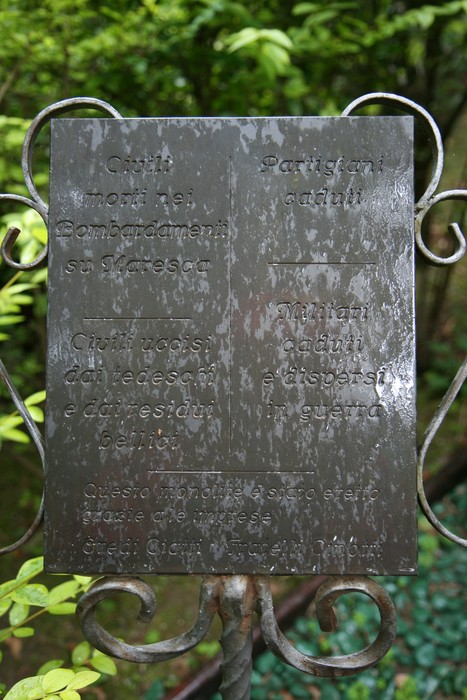 Monumento ai caduti del bombardamento, in memoria delle vittime e della resistenza. Rappresenta la commemorazione.