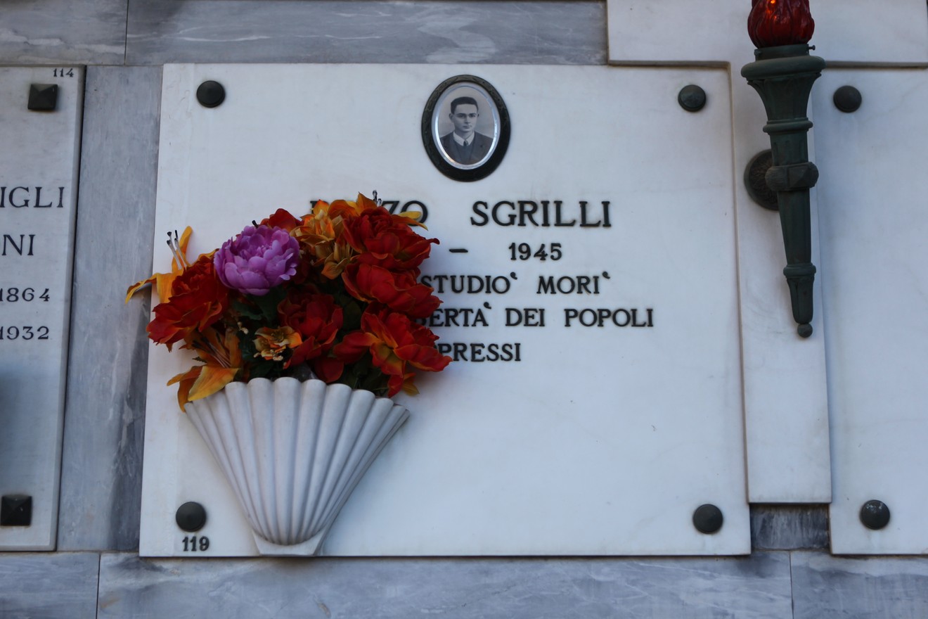 Sepolcro di Sgrilli, con decorazioni floreali e targhe commemorative in marmo.