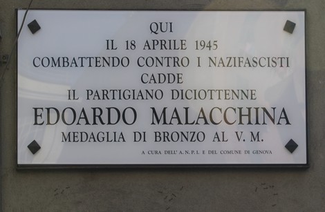 Lapide commemorativa dedicata al partigiano Edoardo Malacchina, caduto il 18 aprile 1945 nella lotta contro i nazifascisti.