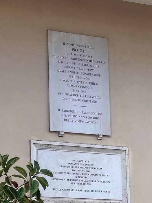 Lapidi commemorative ai caduti di guerra del Tuscolano, testimonianza di memoria storica e onore.