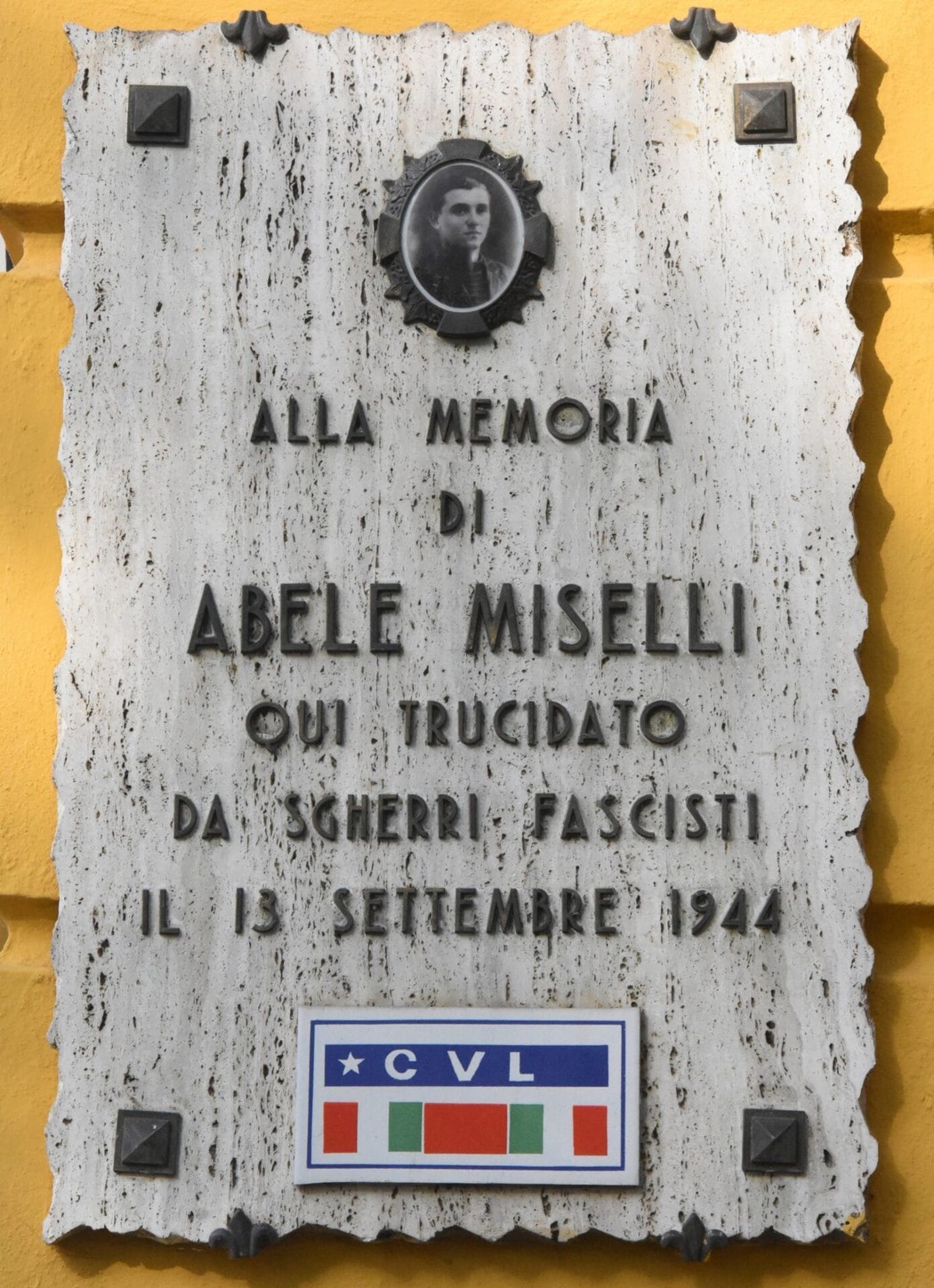Lapide commemorativa in memoria di Abele Miselli, vittima di violenza fascista nel 1944.