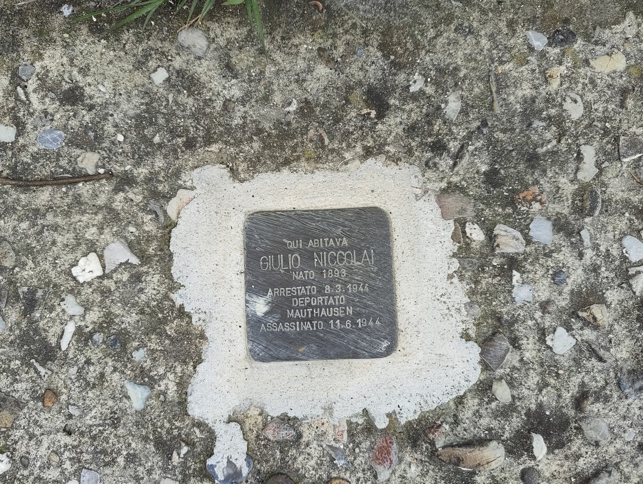 Pietra d'inciampo dedicata a Giulio Niccolai, arrestato e assassinato durante la Seconda Guerra Mondiale.