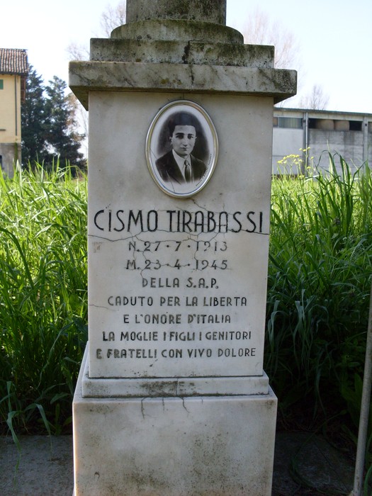 Cippo monumentale dedicato a Cismo Tirabassi, caduto per la libertà e l'onore d'Italia.