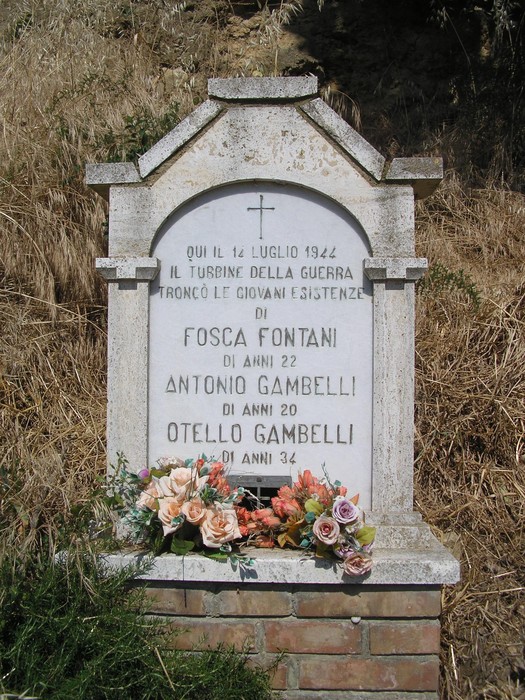 Cippo commemorativo dedicato a Fosca Fontani e ai fratelli Gambelli, in ricordo delle loro vite perdute.