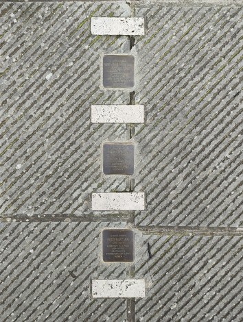 Pietre d'inciampo dedicate a Giacomelli, Gemignani, Fedi e altri, su un pavimento in pietra.