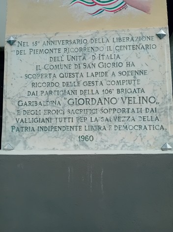 Lapide commemorativa per la 106° Brigata Giordano Velino, dedicata ai partigiani e alla liberazione del Piemonte.