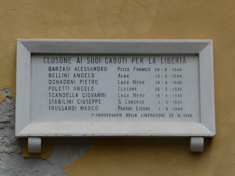 Lapide commemorativa dedicata ai partigiani caduti per la libertà, con nomi e date incisi.