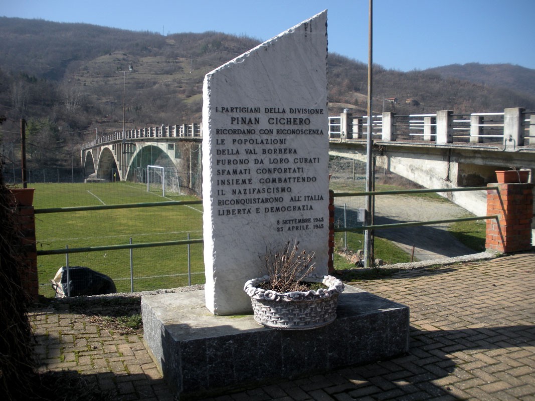 Monumento alla resistenza nella Val Borbera, dedicato ai partigiani e alla lotta per libertà e democrazia.