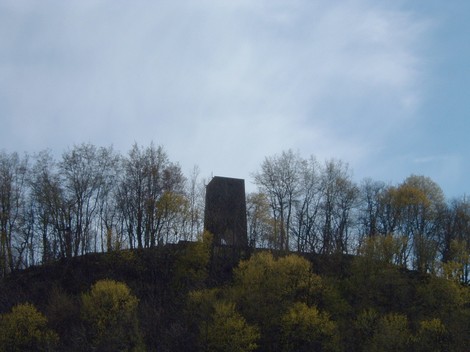 Ossario di Sant'Anna di Stazzema, memoriale dedicato alle vittime della guerra, immerso nella natura.
