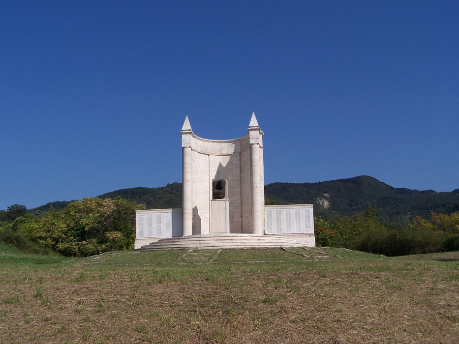 Memoriale del 363° reggimento di fanteria americano, dedicato ai caduti, situato in un paesaggio naturale.
