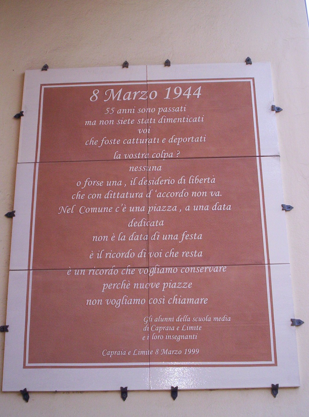 Lapide commemorativa che ricorda gli eventi del 8 marzo 1944 a Caprara e Lemitë.