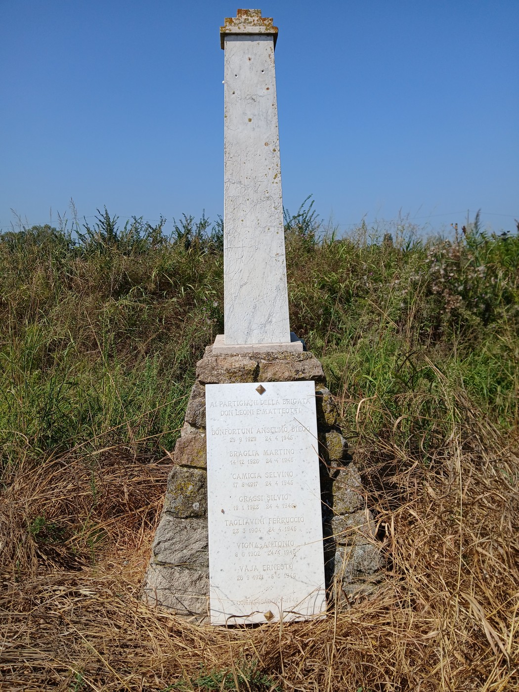 Cippo commemorativo dedicato ai sette partigiani di Breda Cisoni, situato in un'area rurale.