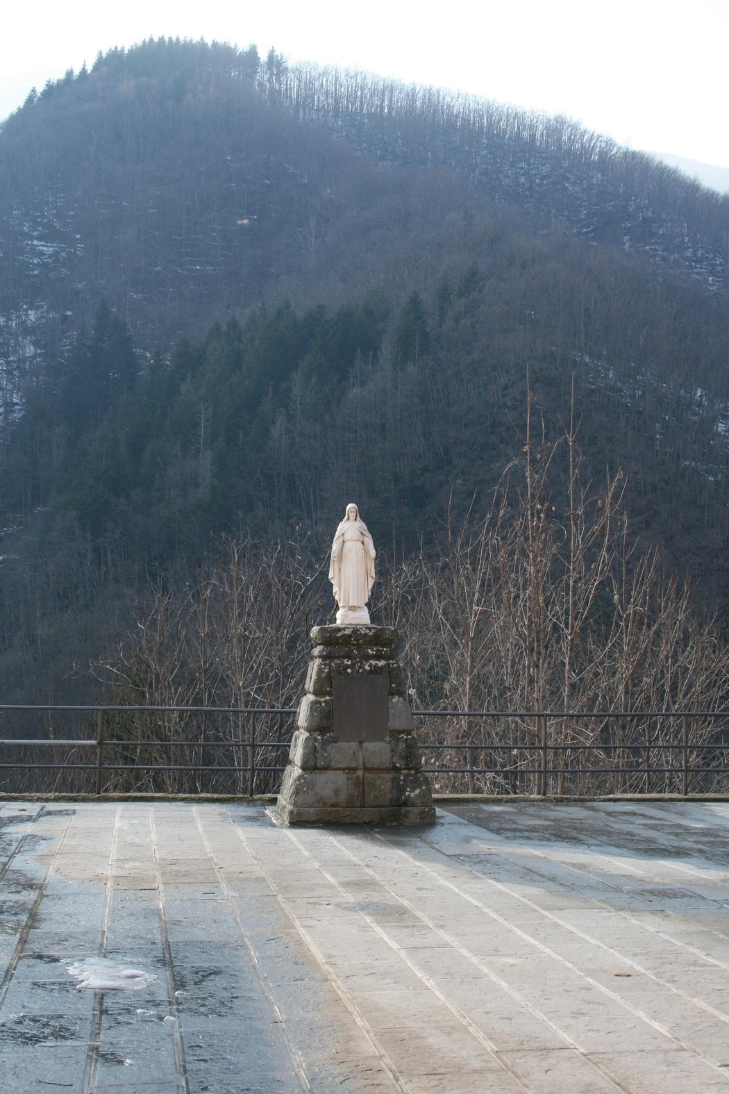 Cippo commemorativo ai caduti di Orsigna, con statua affacciata su un paesaggio montano.