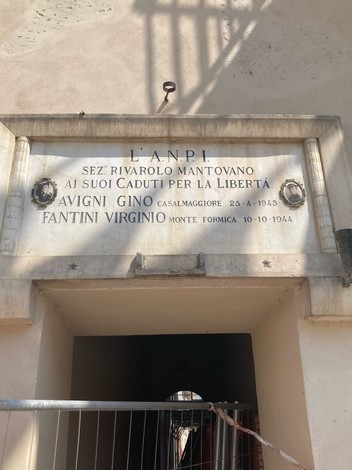 Lapide commemorativa in onore dei Caduti Partigiani a Rivarolo Mantovano, simbolo di libertà e resistenza.