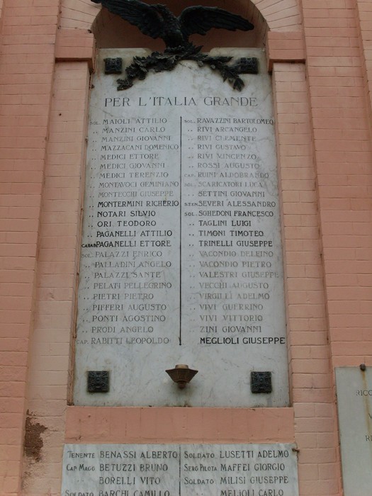 Lapidi commemorative ai caduti di Castellarano in memoria degli eroi della prima e seconda guerra mondiale.