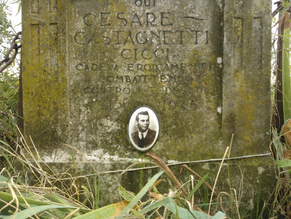 Cippo commemorativo di Cesare Castagnetti, caduto in combattimento, con fotografia.